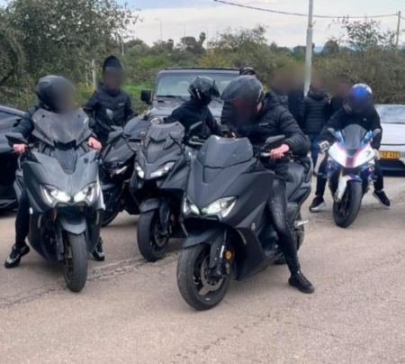  إيقاف استعراض مركبات أمام مدخل سجن تسلمون